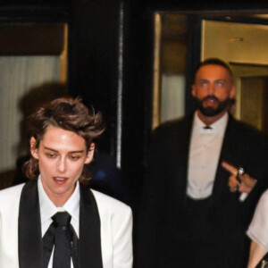 Kristen Stewart - Les célébrités quittent l'hôtel "Carlyle" pour se rendre à la soirée du "MET Gala 2023" à New York, le 1er mai 2023. 