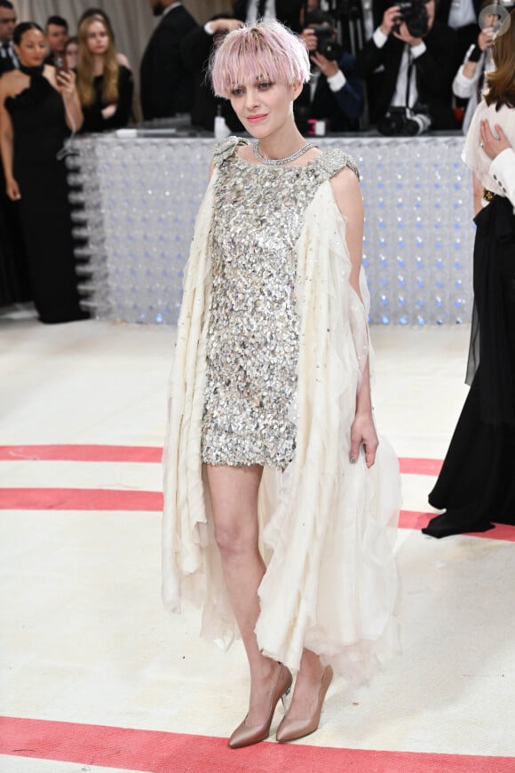 La Française a surpris avec un nouveau look !
Marion Cotillard - Les célébrités arrivent à la soirée du "MET Gala 2023" à New York, le 1er mai 2023. 