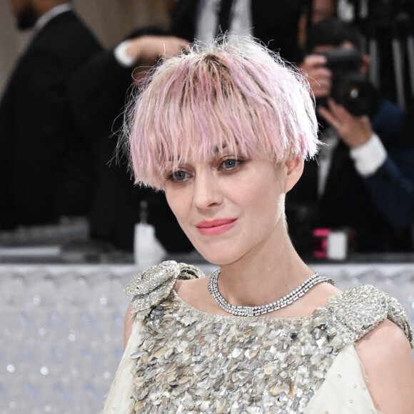 La Française a surpris avec un nouveau look !
Marion Cotillard - Les célébrités arrivent à la soirée du "MET Gala 2023" à New York, le 1er mai 2023. 