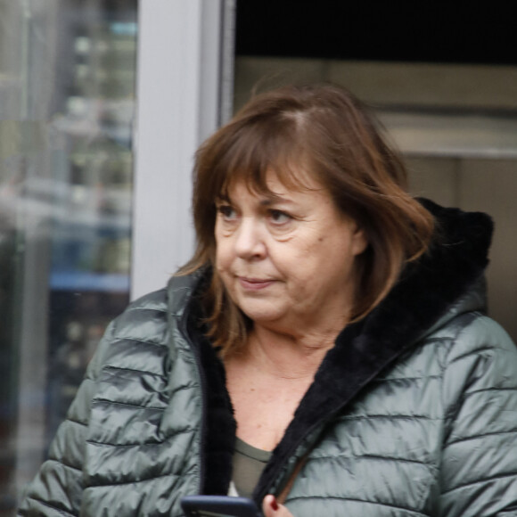 Pour palier à son absence, les équipes de la Une ont bien sûr prévu le coup en recrutant un enquêteur mystère.
Exclusif - Michèle Bernier à la sortie d'un enregistrement radio des studios RTL à Neuilly-sur-Seine, France, le 6 janvier 2023.