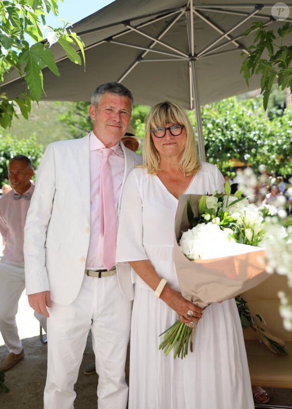 Même lors du troisième mariage de sa maman, Clara n'a pas souhaité apparaître sur les clichés
Exclusif - Mariage civil de Christine Bravo et Stéphane Bachot devant la mairie de Occhiatana en Corse le 11 Juin 2022 © Dominique Jacovides / Bestimage