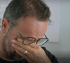 Jarry craque et fond en larmes après avoir fait son coming-out dans "Rendez-vous en terre inconnue" - France 2