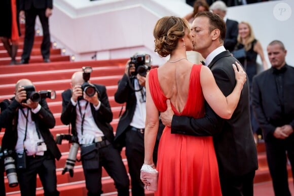 N'étant pas intéressée au premier abord, celle qui avait été élue Miss Hongrie trois ans plus tôt s'est finalement laissé séduire par la star.
Rocco Siffredi et sa femme Rosa Caracciolo (Rozsa Tassi) - Montée des marches du film "Money Monster" lors du 69ème Festival International du Film de Cannes, le 12 mai 2016.