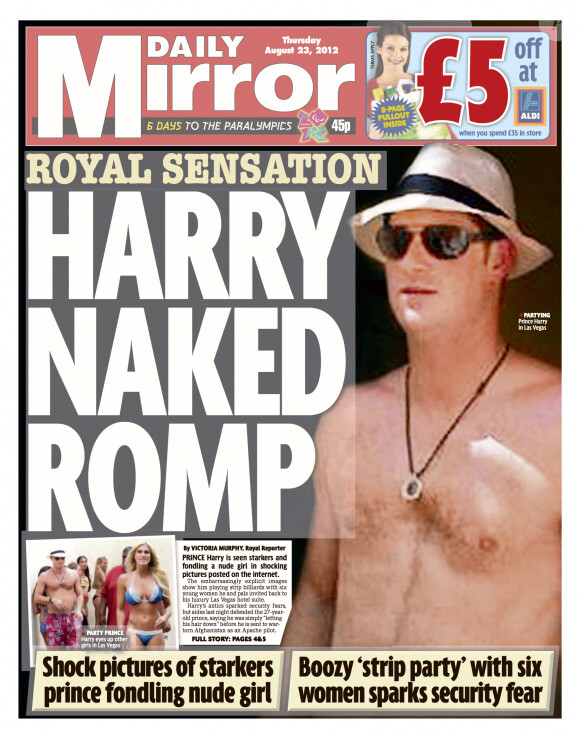 Le prince Harry, torse nu, en une du journal "Daily Mirror". Le 23 août 2012
