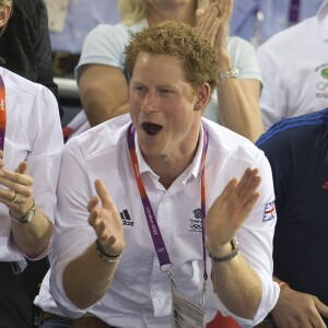 Le prince Harry encourage le coureur Chris Hoy lors de la course de cyclisme sur piste au Vélodrome pour les Jeux Olympiques de Londres le 7 août 2012. 