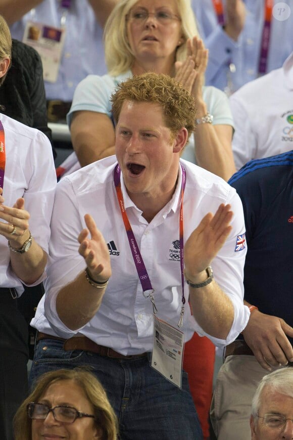 Le prince Harry encourage le coureur Chris Hoy lors de la course de cyclisme sur piste au Vélodrome pour les Jeux Olympiques de Londres le 7 août 2012. 