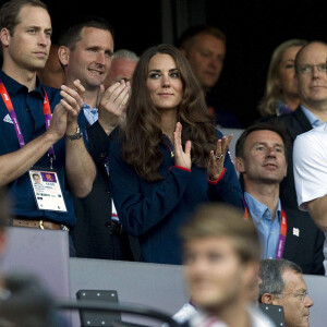 Le prince William et le prince Harry et Kate Middleton assistent à la finale d'athlétisme du 100 mètres aux Jeux Olympiques de Londres en 2012. 