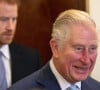 Aujourd'hui, leurs relations sont plus tendues. 
Le prince Charles et le prince Harry, duc de Sussex, lors d'un forum sur les crimes violents chez les jeunes à la Clarence House à Londres. Le 12 décembre 2018 