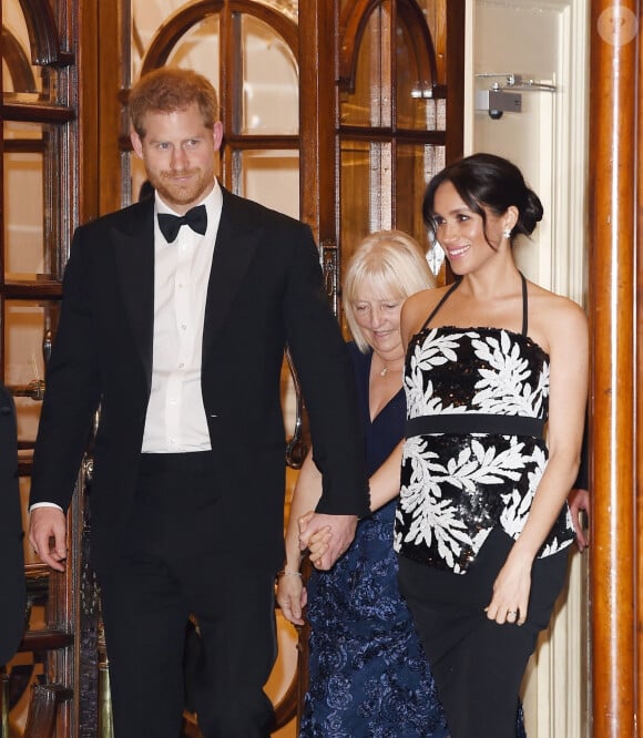Le prince Harry, duc de Sussex, et Meghan Markle (enceinte), duchesse de Sussex quittent la soirée Royal Variety Performance à Londres le 19 novembre 2018. 