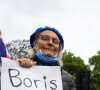 Des conservateurs lui reprochent d'avoir été trop proche du Labour alors qu'elle menait l'enquête qui a conduit à la démission de Boris Johnson
Manifestation contre Boris Johnson devant le parlement à Londres, le 26 mai 2022.