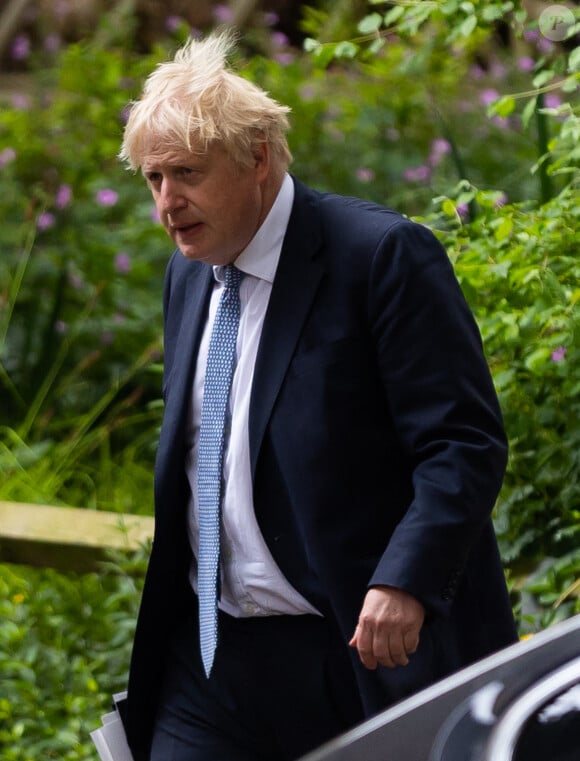 Elle est accusée de conflits d'intérêt pour passer de l'enquête sur les affres de l'ex-Premier ministre au cabinet travailliste
 Boris Johnson arrive au 10 Downing Street à Londres, le 25 mai 2022.