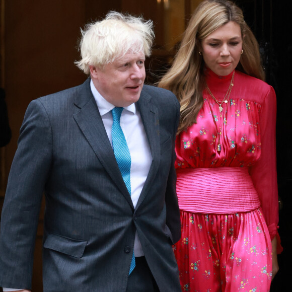 Nouveau scandale pour Boris Johnson
Boris Johnson et sa femme Carrie quittent le 10 Downing Street à Londres, après la passation de pouvoir à la nouvelle Première ministre britannique. 