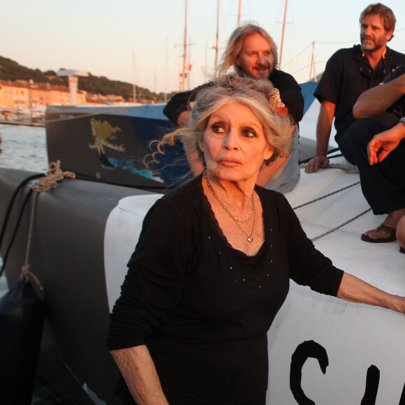 Exclusif  - Brigitte Bardot pose avec l'équipage de Brigitte Bardot Sea Shepherd, le célèbre trimaran d'intervention de l'organisation écologiste, sur le port de Saint-Tropez, le 26 septembre 2014 en escale pour 3 jours à deux jours de ses 80 ans. Cela fait au moins dix ans qu'elle n'est pas apparue en public sur le port tropézien. 