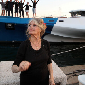 Exclusif - Brigitte Bardot pose avec l'équipage de Brigitte Bardot Sea Shepherd, le célèbre trimaran d'intervention de l'organisation écologiste, sur le port de Saint-Tropez, le 26 septembre 2014 en escale pour 3 jours à deux jours de ses 80 ans. Cela fait au moins dix ans qu'elle n'est pas apparue en public sur le port tropézien. 