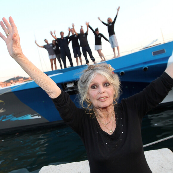 Exclusif - Brigitte Bardot pose avec l'équipage de Brigitte Bardot Sea Shepherd, le célèbre trimaran d'intervention de l'organisation écologiste, sur le port de Saint-Tropez, le 26 septembre 2014 en escale pour 3 jours à deux jours de ses 80 ans. Cela fait au moins dix ans qu'elle n'est pas apparue en public sur le port tropézien. 
