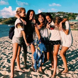 L'heureux élu ? Un certain Aristote Raffeneau. 
Jade Hallyday pose un groupe d'amis à Saint-Barthélemy le 13 juillet 2019.