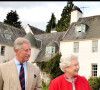Et leur maison de campagne, c'est Birkhall, où ils aiment se détendre. 
La reine Elizabeth II reçoit le premier exemplaire de sa biographie des mains de l'auteur William Shawcross devant le prince Charles. 