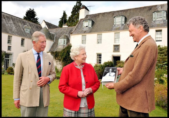 Et leur maison de campagne, c'est Birkhall, où ils aiment se détendre. 
La reine Elizabeth II reçoit le premier exemplaire de sa biographie des mains de l'auteur William Shawcross devant le prince Charles. 