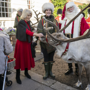 Camilla Parker Bowles, reine consort d'Angleterre, accompagnée d'enfants soutenus par Helen and Douglas House et la Marvelous Children's Charity de Roald Dahl, décore le sapin de Noël de la Clarence House à Londres, Royaume Uni, le 7 décembre 2022. 
