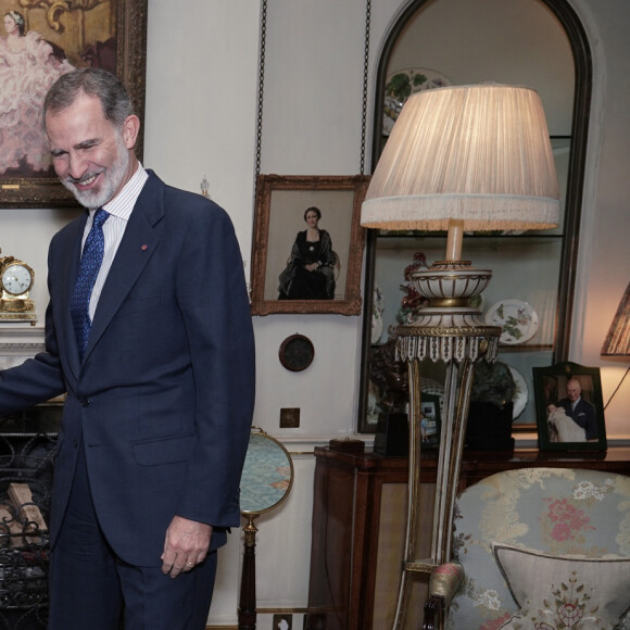 Le roi Charles III d'Angleterre, reçoit le roi Felipe VI d'Espagne lors d'une audience dans la salle Morning Room de la Clarence House de Londres, Royaume Uni, le 21 novembre 2022. 