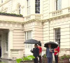 A Londres, ils vivent en effet à Clarence House, un magnifique hôtel particulier. 
Le prince Charles, prince de Galles, et Camilla Parker Bowles, duchesse de Cornouailles accueillent le président de la République française Emmanuel Macron dans la maison royale Clarence House, pour la commémoration du 80ème anniversaire de l'appel du 18 juin du général de Gaulle à Londres, Royaume Uni, le 18 juin 2010. 