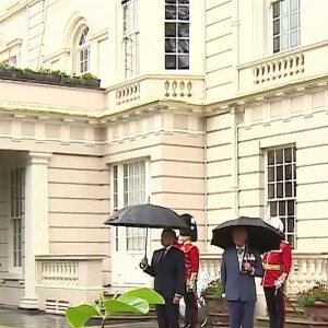 A Londres, ils vivent en effet à Clarence House, un magnifique hôtel particulier. 
Le prince Charles, prince de Galles, et Camilla Parker Bowles, duchesse de Cornouailles accueillent le président de la République française Emmanuel Macron dans la maison royale Clarence House, pour la commémoration du 80ème anniversaire de l'appel du 18 juin du général de Gaulle à Londres, Royaume Uni, le 18 juin 2010. 