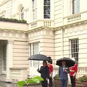 A Londres, ils vivent en effet à Clarence House, un magnifique hôtel particulier. 
Le prince Charles, prince de Galles, et Camilla Parker Bowles, duchesse de Cornouailles accueillent le président de la République française Emmanuel Macron dans la maison royale Clarence House, pour la commémoration du 80ème anniversaire de l'appel du 18 juin du général de Gaulle à Londres, Royaume Uni, le 18 juin 2010. 