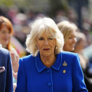 Le roi Charles III d'Angleterre et Camilla Parker Bowles, reine consort d'Angleterre, visitent la bibliothèque centrale de Liverpool, le 26 avril 2023.