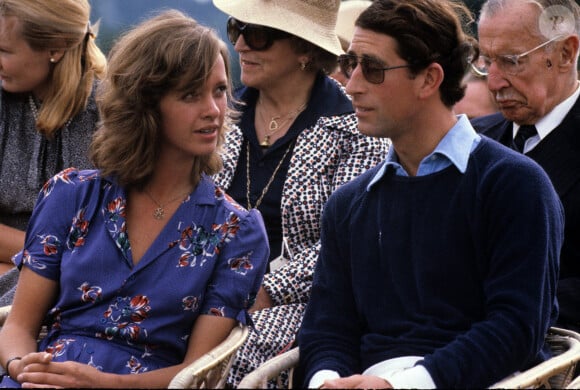 A l'époque, le fils d'Elizabeth II avait 31 ans et la jeune femme 24. 
Le prince Charles, prince de Galles devenu le roi Charles III d'Angleterre avec sa petite amie Sabrina Guinness à un match de polo à Windsor en août 1979. 