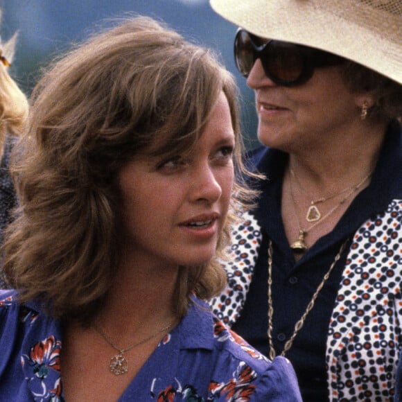 A l'époque, le fils d'Elizabeth II avait 31 ans et la jeune femme 24. 
Le prince Charles, prince de Galles devenu le roi Charles III d'Angleterre avec sa petite amie Sabrina Guinness à un match de polo à Windsor en août 1979. 