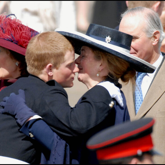 Le prince Harry et son ancienne nourrice Tiggy Legge Bourke - Défilé militaire de l'académie de Sandhurst - 12 avril 2006