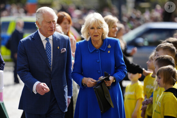 Le roi Charles III d'Angleterre et Camilla Parker Bowles, reine consort d'Angleterre, visitent la bibliothèque centrale de Liverpool, le 26 avril 2023.