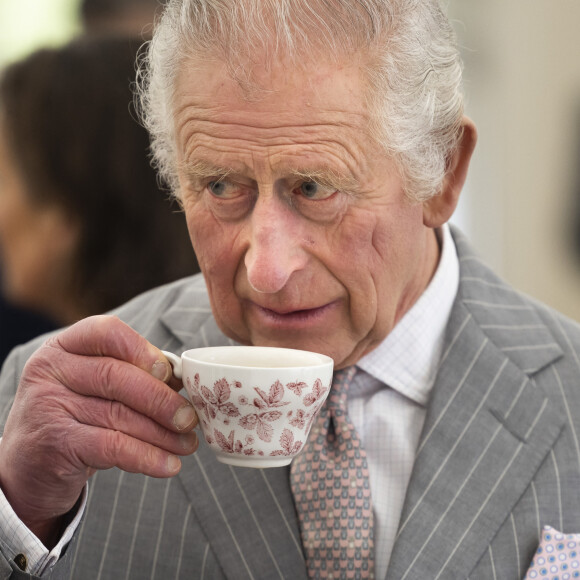 Le roi Charles III d'Angleterre et Camilla Parker Bowles, reine consort d'Angleterre, visitent Talbot Yard Food Court à Malton, le 5 avril 2023. Cette visite a pour but de rencontrer des producteurs d'aliments et de boissons afin d'en savoir plus sur leurs produits locaux. 