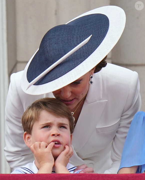 Catherine Kate Middleton, duchesse de Cambridge et le prince Louis de Cambridge - Les membres de la famille royale regardent le défilé Trooping the Colour depuis un balcon du palais de Buckingham à Londres lors des célébrations du jubilé de platine de la reine le 2 juin 2022. 