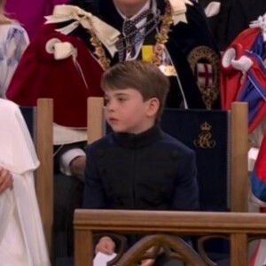 Le prince William et Kate Middleton entourent leurs enfants la princesse Charlotte et le prince Louis pour le couronnement de Charles III. @ BBC