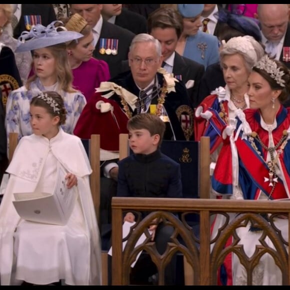 Le prince William et Kate Middleton entourent leurs enfants la princesse Charlotte et le prince Louis pour le couronnement de Charles III. @ BBC
