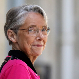Elle a notamment fait comprendre qu'elle n'était pas homosexuelle, faisant taire les rumeurs
La première ministre Elisabeth Borne à la sortie du conseil des ministres, au palais de l'Elysée, à Paris, France, le 3 mai 2023 © Stéphane Lemouton/Bestimage