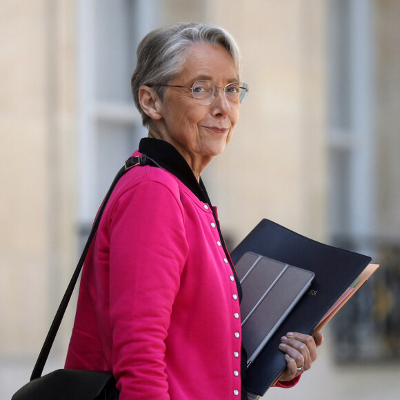 La première ministre Elisabeth Borne à la sortie du conseil des ministres, au palais de l'Elysée, à Paris, France, le 3 mai 2023 © Stéphane Lemouton/Bestimage