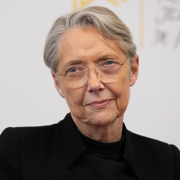 Elisabeth Borne en couple avec un homme pacsé ?
La Première ministre Elisabeth Borne lors de la 5ème édition des "Rencontres de la jeunesse de Matignon". Cet événement a pour but de recueillir les opinions des jeunes sur leur engagement. © Raphaël Lafargue / Pool / Bestimage