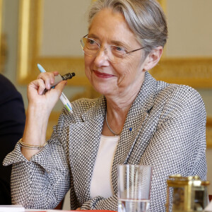 Elisabeth Borne, première ministre - Le président Emmanuel Macron lors d'une réunion Patronat/partenaires sociaux au palais de l'Elysée à Paris le 18 avril 2023. Stéphanie Lecocq / Pool / Bestimage