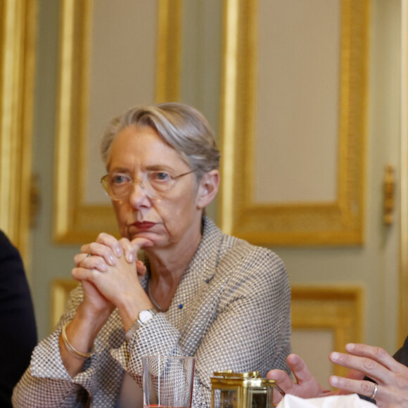 La vie sentimentale de la Première ministre est un sujet sur lequel elle s'est déjà exprimée
Elisabeth Borne, première ministre - Le président Emmanuel Macron lors d'une réunion Patronat/partenaires sociaux au palais de l'Elysée à Paris le 18 avril 2023. Stéphanie Lecocq / Pool / Bestimage