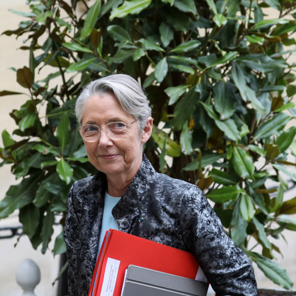 Elle a également dit être en couple avec un homme prénommé JC
Élisabeth Borne, Première ministre recoit la présidente du groupe Rassemblement National à l'Assemblée nationale pour un entretien à l'hôtel de Matignon, Paris, le 11 avril 2023 © Stéphane Lemouton / Bestimage