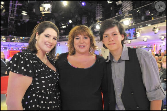 Michèle Bernier, accompagnée de ses enfants Charlotte et Enzo Gaccio - Emission "Vivement Dimanche" diffusée le 10 janvier 2010.