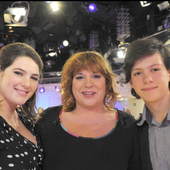 Michèle Bernier, accompagnée de ses enfants Charlotte et Enzo Gaccio - Emission "Vivement Dimanche" diffusée le 10 janvier 2010.