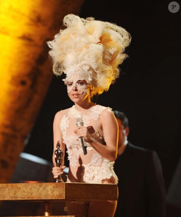 Lady Gaga reçoit son Brit awards, à Londres, le 16 février 2010 !