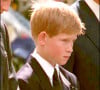 "Ma mère venait juste de mourir et j'ai dû marcher un long moment derrière son cercueil, entouré par des milliers de gens qui me regardaient, pendant que des millions faisaient de même à la télévision. Je ne crois pas qu'on devrait demander à un enfant de faire ça", déplorait le Duc de Sussex dans une interview accordée à la revue "Newsweek" en juin 2017.
Le prince Harry a gardé un souvenir traumatisant des funérailles publiques de sa mère Lady Di, le 6 septembre 1997 à Londres.