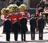 Traumatisé à vie avec son frère William, le mari de Meghan Markle regrettera également pour toujours les conditions dans lesquelles il a dû dire adieu à celle qui l'avait mis au monde.
Le prince Harry a gardé un souvenir traumatisant des funérailles publiques de sa mère Lady Di, le 6 septembre 1997 à Londres. 