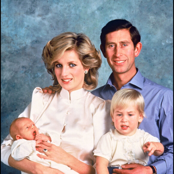 Archives - Lady Diana avec Charles III et leurs enfants William et Harry, en 1984.