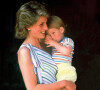 Le trente-et-un août mille-neuf-cent-quatre-vingt-dix-sept, Lady Diana, une des personnalités les plus appréciées de la famille royale, décédait brutalement d'un accident de voiture d'une grande violence sous le pont de l'Alma à Paris.
Archives - La princesse Lady Diana et son fils le prince Harry à Palma de Majorque.
