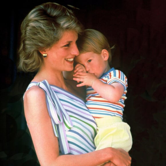 Le trente-et-un août mille-neuf-cent-quatre-vingt-dix-sept, Lady Diana, une des personnalités les plus appréciées de la famille royale, décédait brutalement d'un accident de voiture d'une grande violence sous le pont de l'Alma à Paris.
Archives - La princesse Lady Diana et son fils le prince Harry à Palma de Majorque.